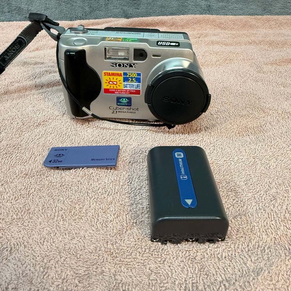 Parts only. Sony Cyber-Shot DSC-S50 2.1MP Digital Camera Bundle